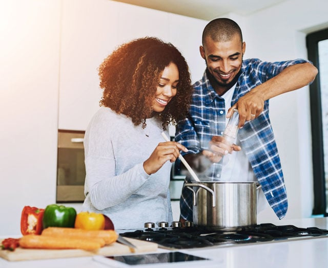 HAPPY COUPLE COOKING